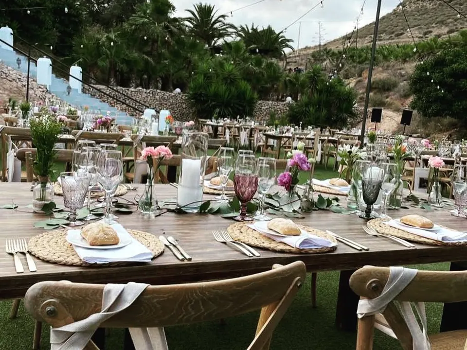 Mesa de boda al aire libre montada por Catering Albahaca en una finca de Almería