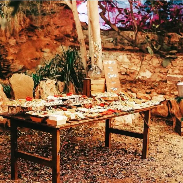 Bodegón de aperitivos al aire libre en una finca de Almería