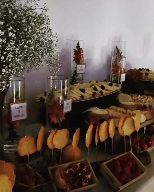 Bodegón de quesos y aperitivos en una boda tipo cóctel
