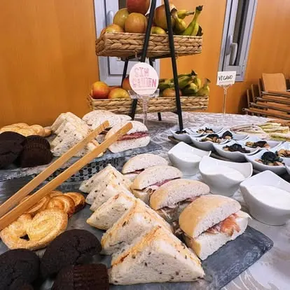 Coffee break con sándwiches, bollería y fruta para una empresa