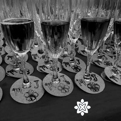 Copas personalizadas con las iniciales de los novios