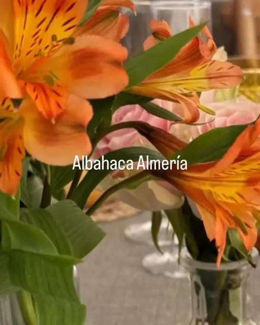 Detalle floral de mesa de Catering Albahaca