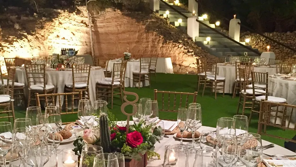 Banquete de boda al aire libre de noche servido por Catering Albahaca en Almería