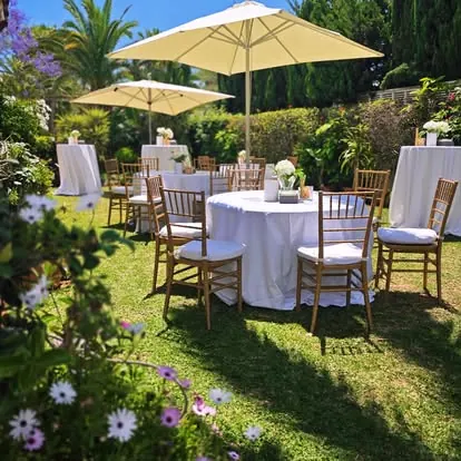 Mesas de catering en un jardín preparado para un evento en Almería
