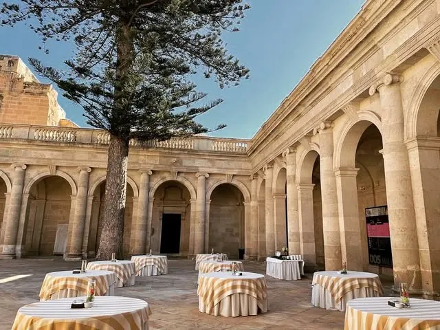 Cóctel de empresa con mesas altas en un patio histórico de Almería
