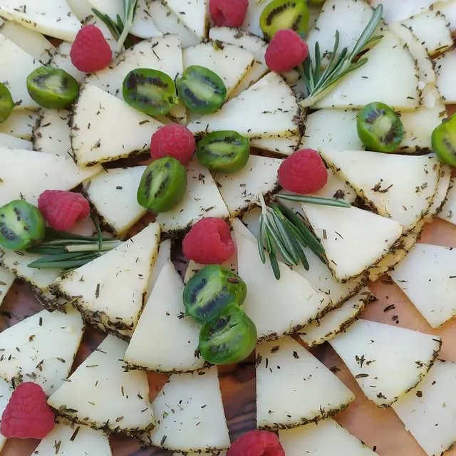 Tabla de quesos manchegos con kiwi y frambuesa