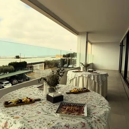 Catering de empresa en una terraza con vistas al mar en Almería