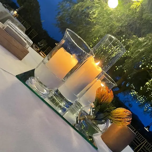 Mesa con velas en una cena de boda al aire libre