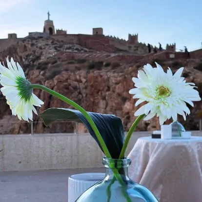 Mesa de cóctel con vistas a la Alcazaba de Almería